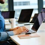 Découvrez comment gagner 4000 euros net par mois sans avoir de diplôme : explorez les métiers qui font la différence