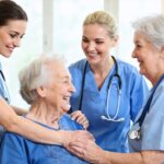 Travailler en maison de retraite : guide pour réussir votre intégration